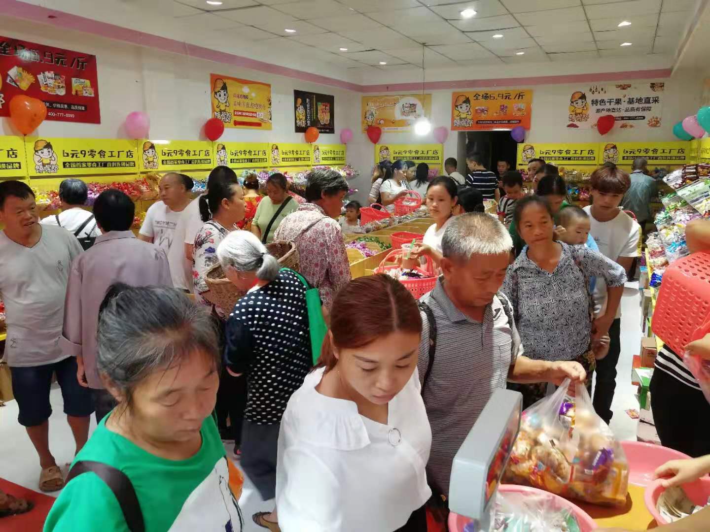 饞嘴郎6元9零食加盟店開業(yè)盛況，單日營業(yè)額破萬，圈粉無數(shù)！