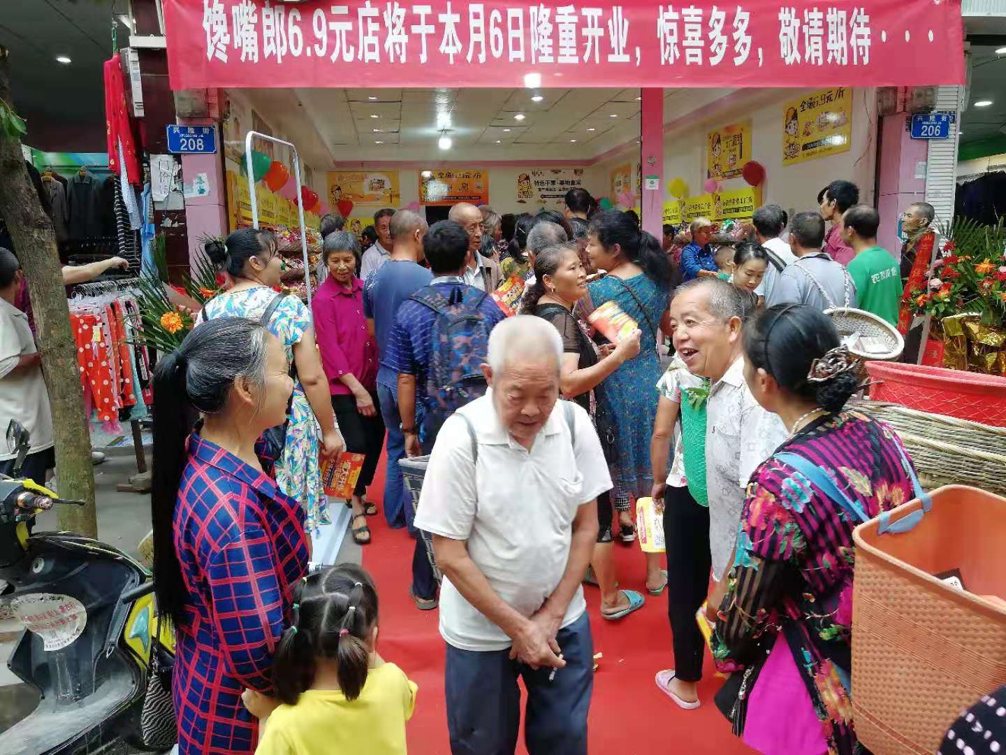 饞嘴郎重慶零食加盟店開業(yè)生意火爆，當(dāng)日營業(yè)額高達(dá)19000元，現(xiàn)場人氣爆棚