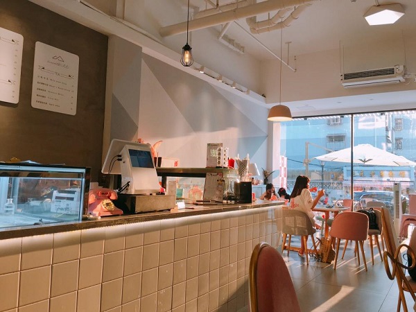 女生適合開的三種店：零食加盟店、甜品店?、鮮花店?