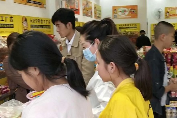 零食加盟店導(dǎo)購技巧：5米關(guān)注、3米注視、1米搭話