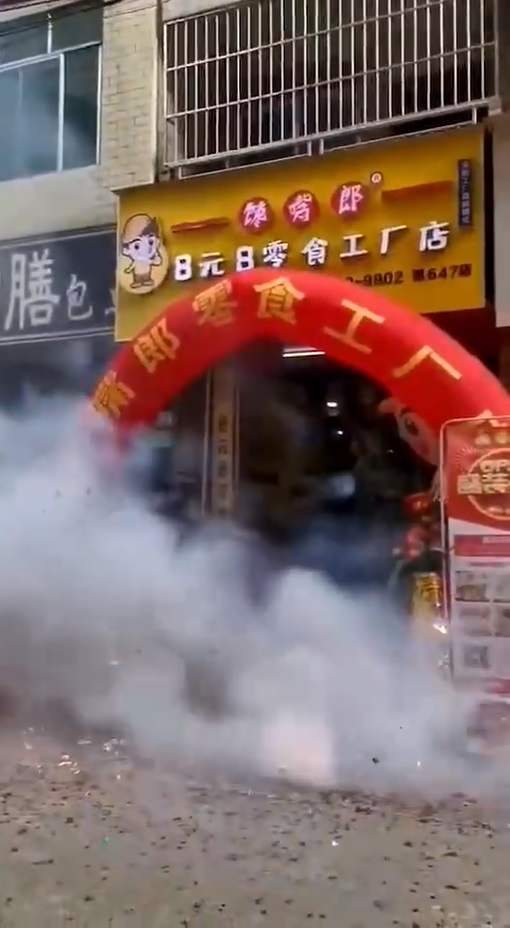 熱烈祝賀廣西南寧橫縣西津8塊8零食加盟店開(kāi)業(yè)大吉