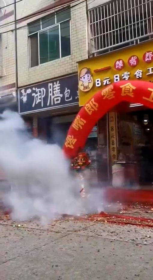 熱烈祝賀廣西南寧橫縣西津8塊8零食加盟店開(kāi)業(yè)大吉